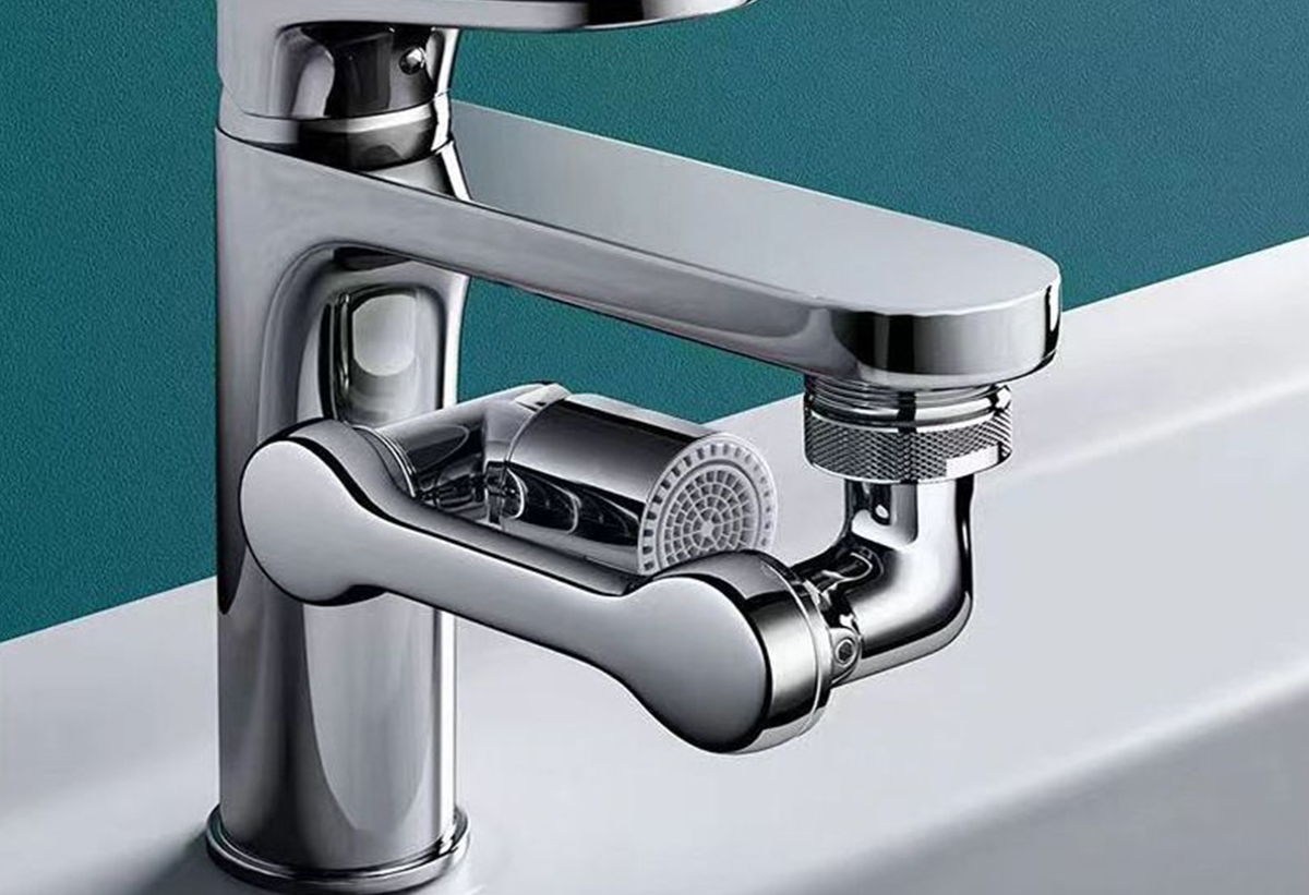 παρουσιάζει την προέκταση τοποθετημένη σε μία μπαταρία μπάνιου